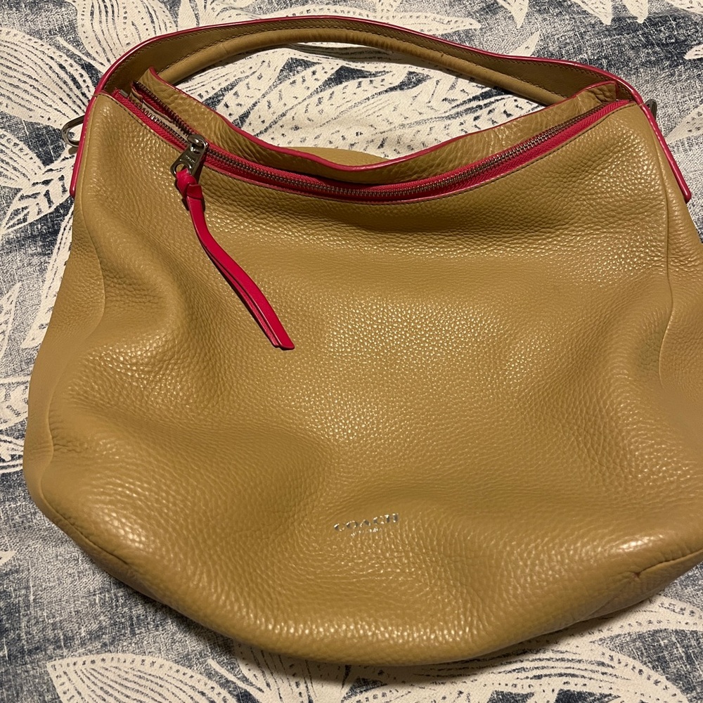 Coach Cream Leather Shoulder Bag Purse, Pink Zipper detail. Like new